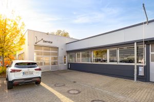 Blick zum Servicebereich für Fahrzeuge und Werstatt.
